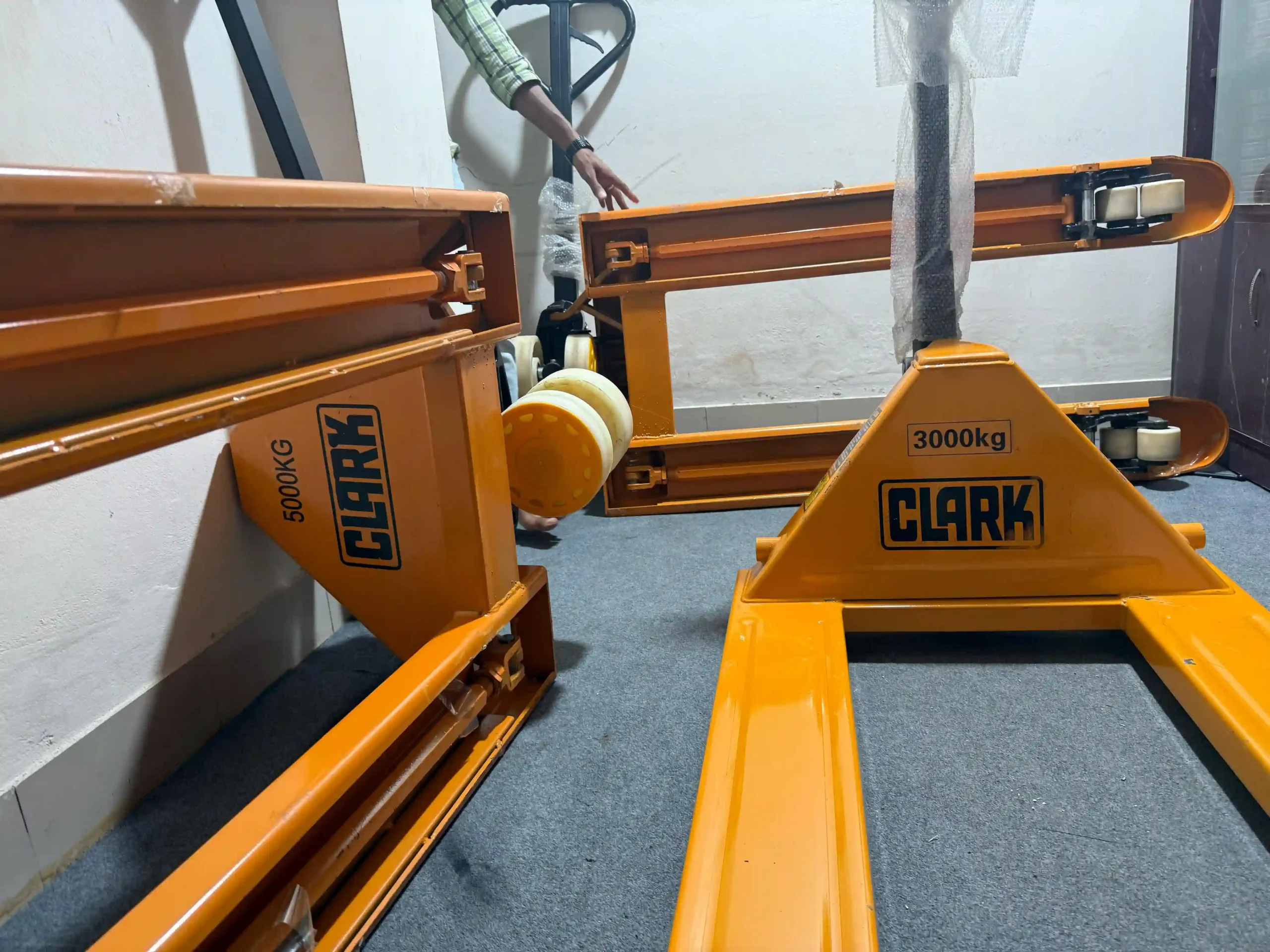 CLARK Hand Pallet Truck - 3000Kg Capacity - Image 5