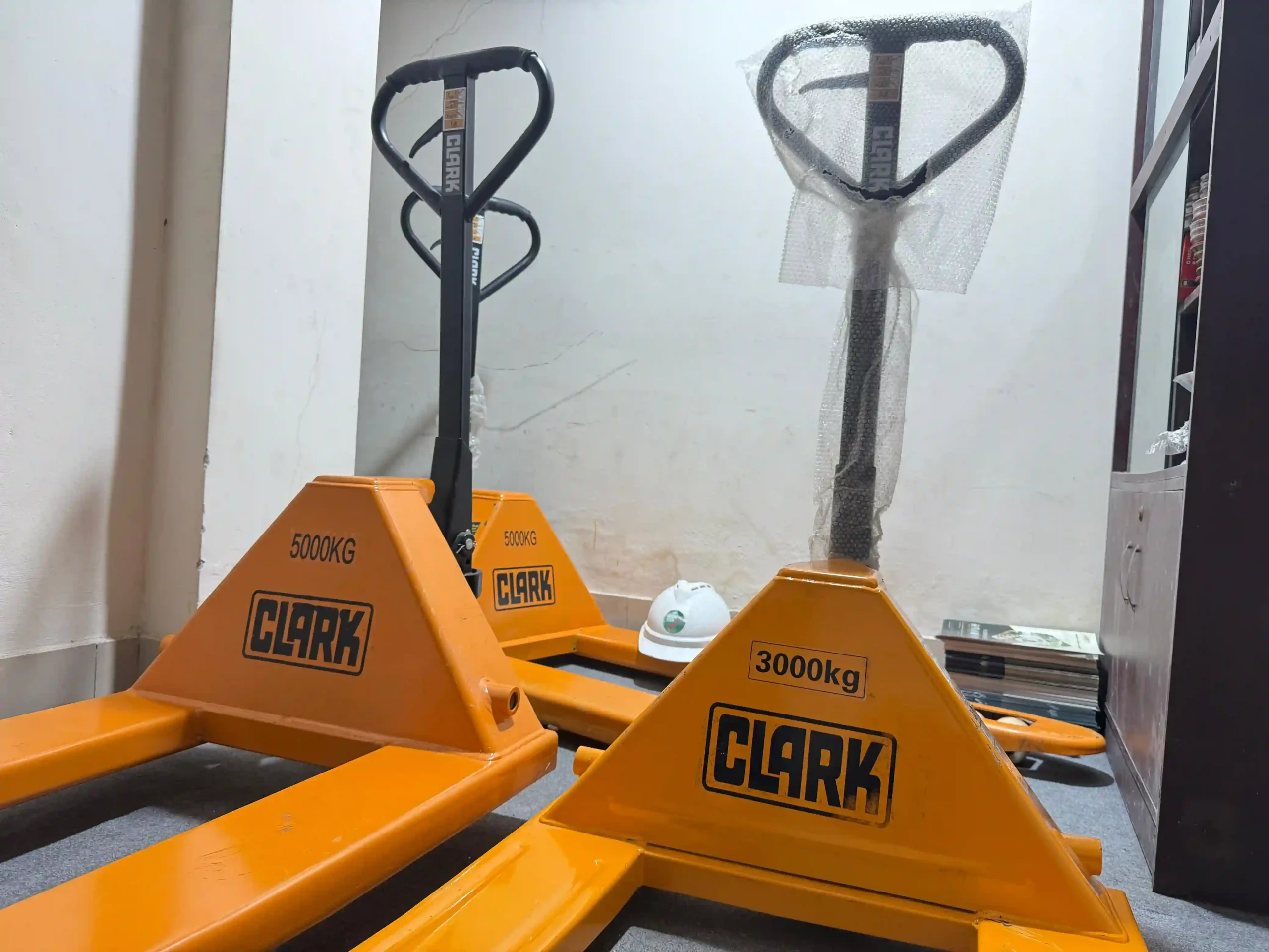 CLARK Hand Pallet Truck - 3000Kg Capacity - Image 6