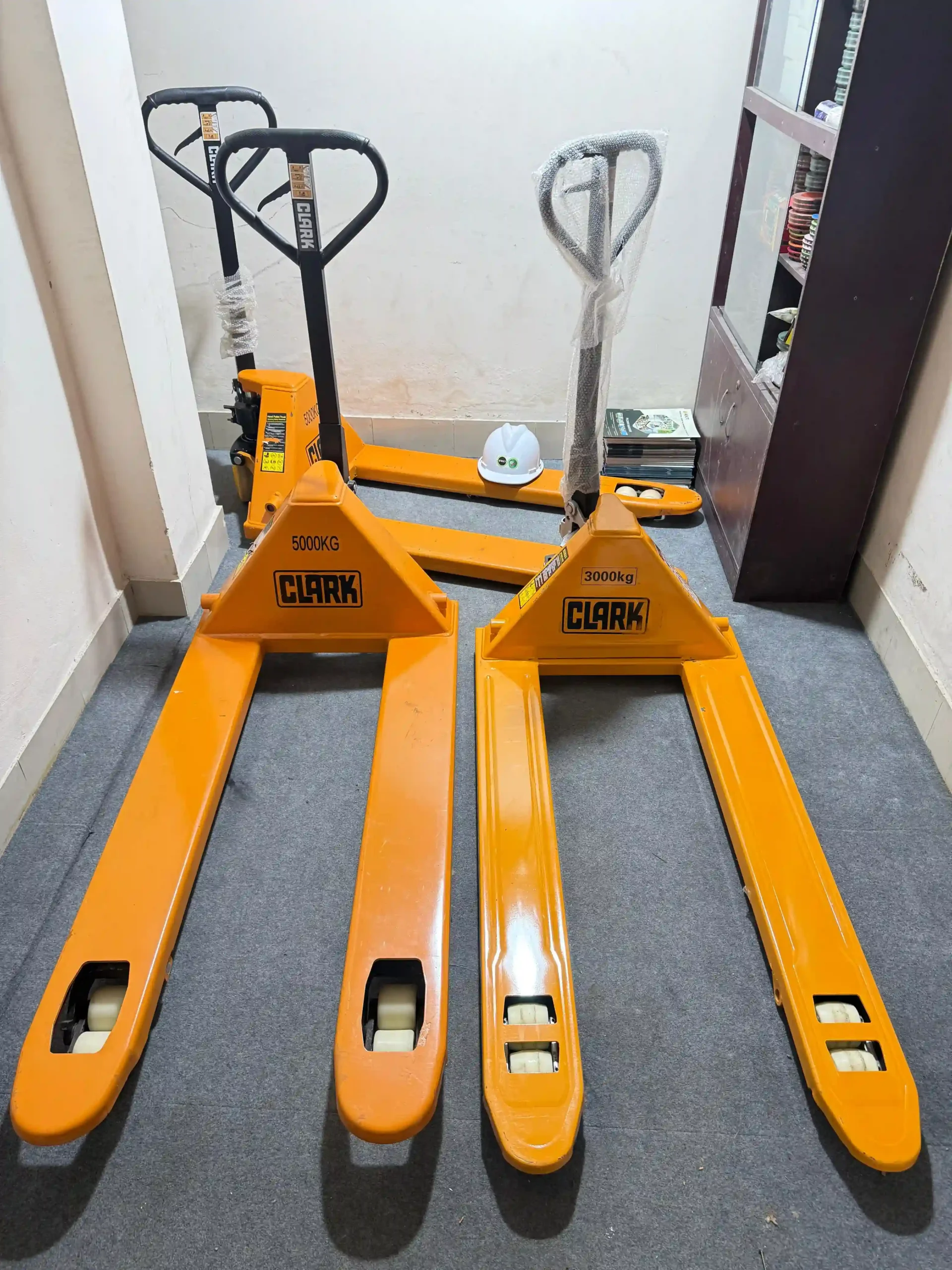 CLARK Hand Pallet Truck - 3000Kg Capacity - Image 4