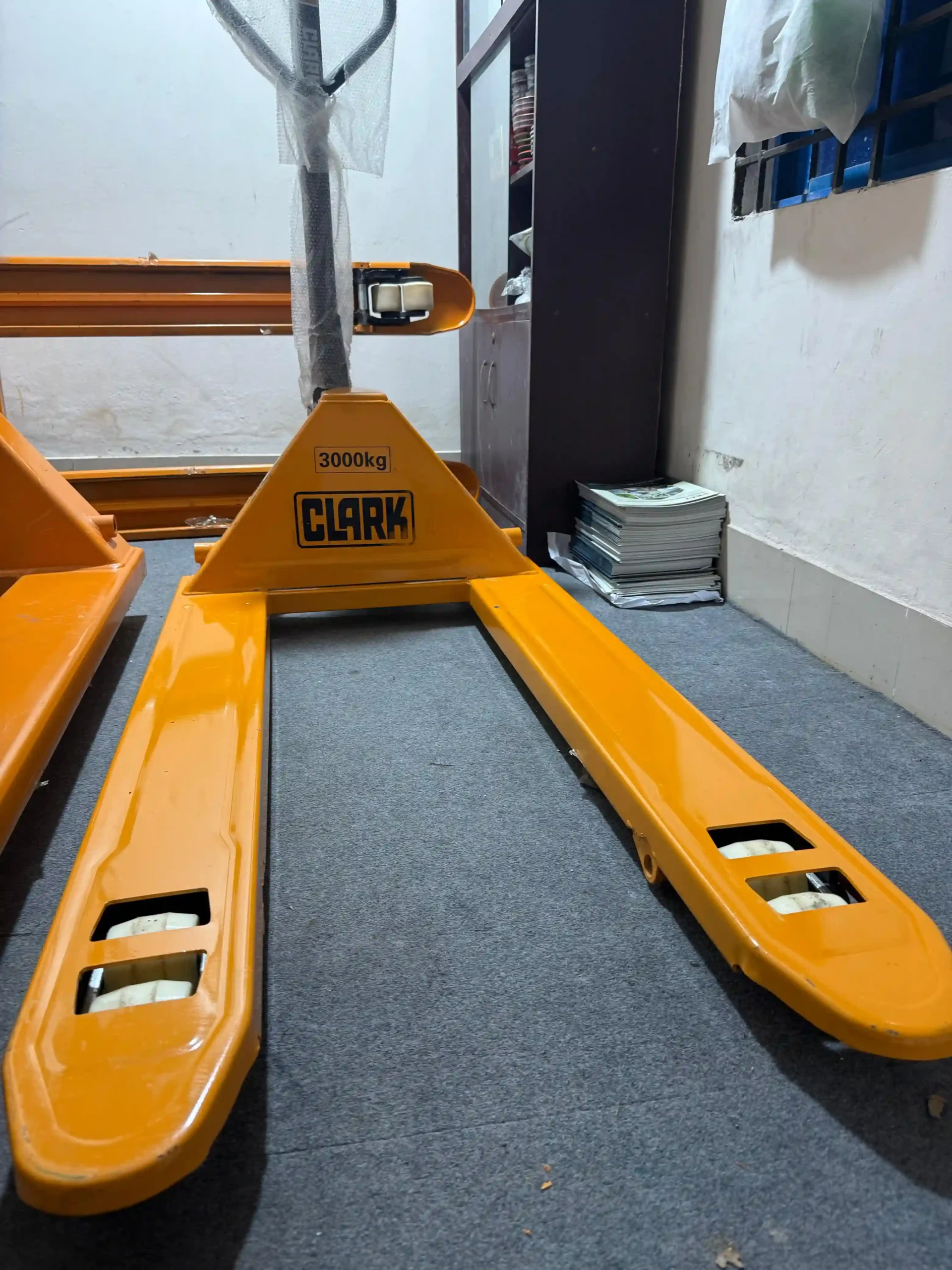 CLARK Hand Pallet Truck - 3000Kg Capacity - Image 3